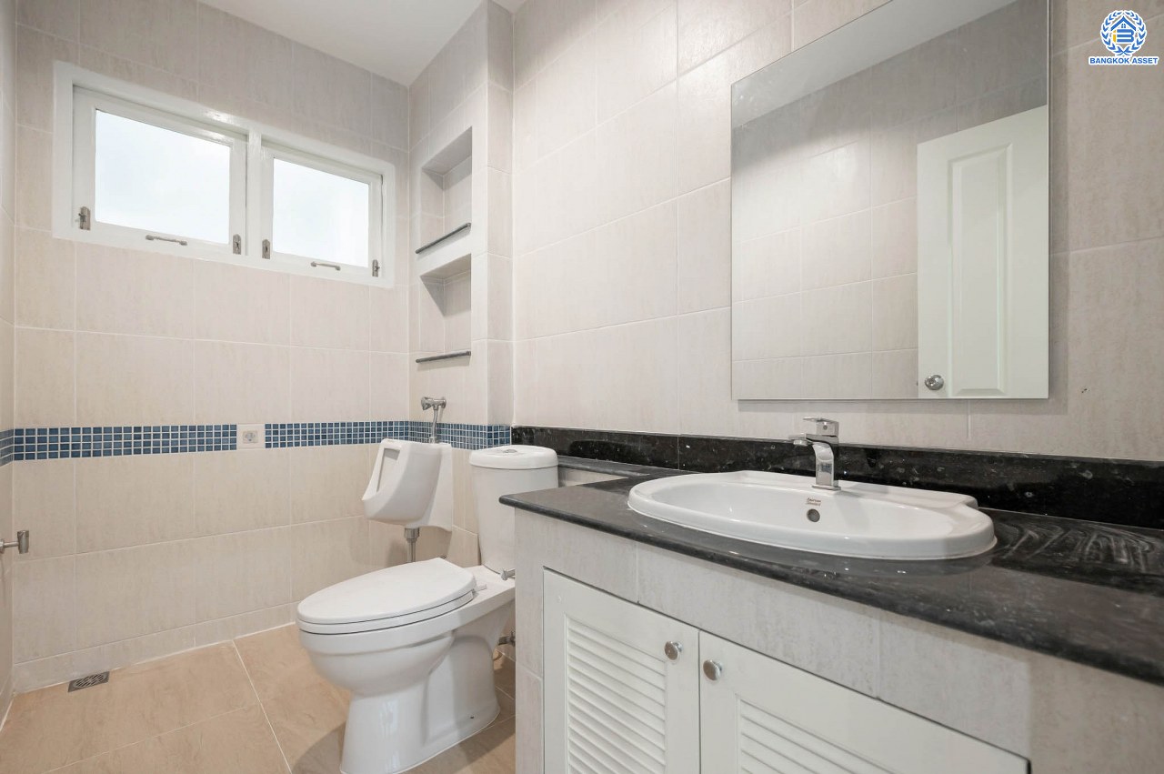 บ้านตกแต่งใหม่ โครงการ มัณฑนา  วัดพระเงิน ตกแต่งหรูหราดีไซน์สุด Classic เนื้อที่ 85.6 ตร.ว ฟังก์ชันจัดเต็ม 3 ห้องนอน 4 ห้องน้ำ 1 ห้องแม่บ้าน จอดรถได้ถึง 2 คัน เชื่อมต่อถนนกาญจนาฯ ใกล้รถไฟฟ้าสายสีม่วง "สถานีสามแยกบางใหญ่" และทางด่วน "ศรีรัช" รายล้อมด้วยสิ่งอำนวยความสะดวกมากมาย